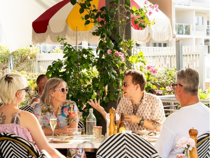 people dining at la vie en rose noosa