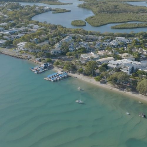 accommodation along Noosa River